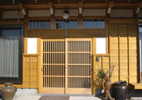 天然の桧材で造った玄関の建具